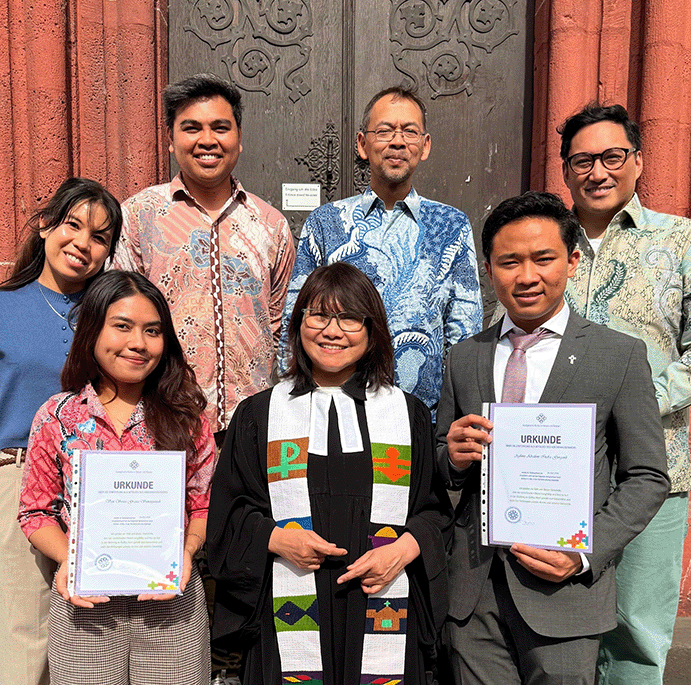 Kirchenvorstand der Evangelischen Indonesischen Kristusgemeinde Rhein-Main mit den neu berufenen Kirchenvorstandsmitgliedern Veni Simanjuntak und Aylwin Gorgauli