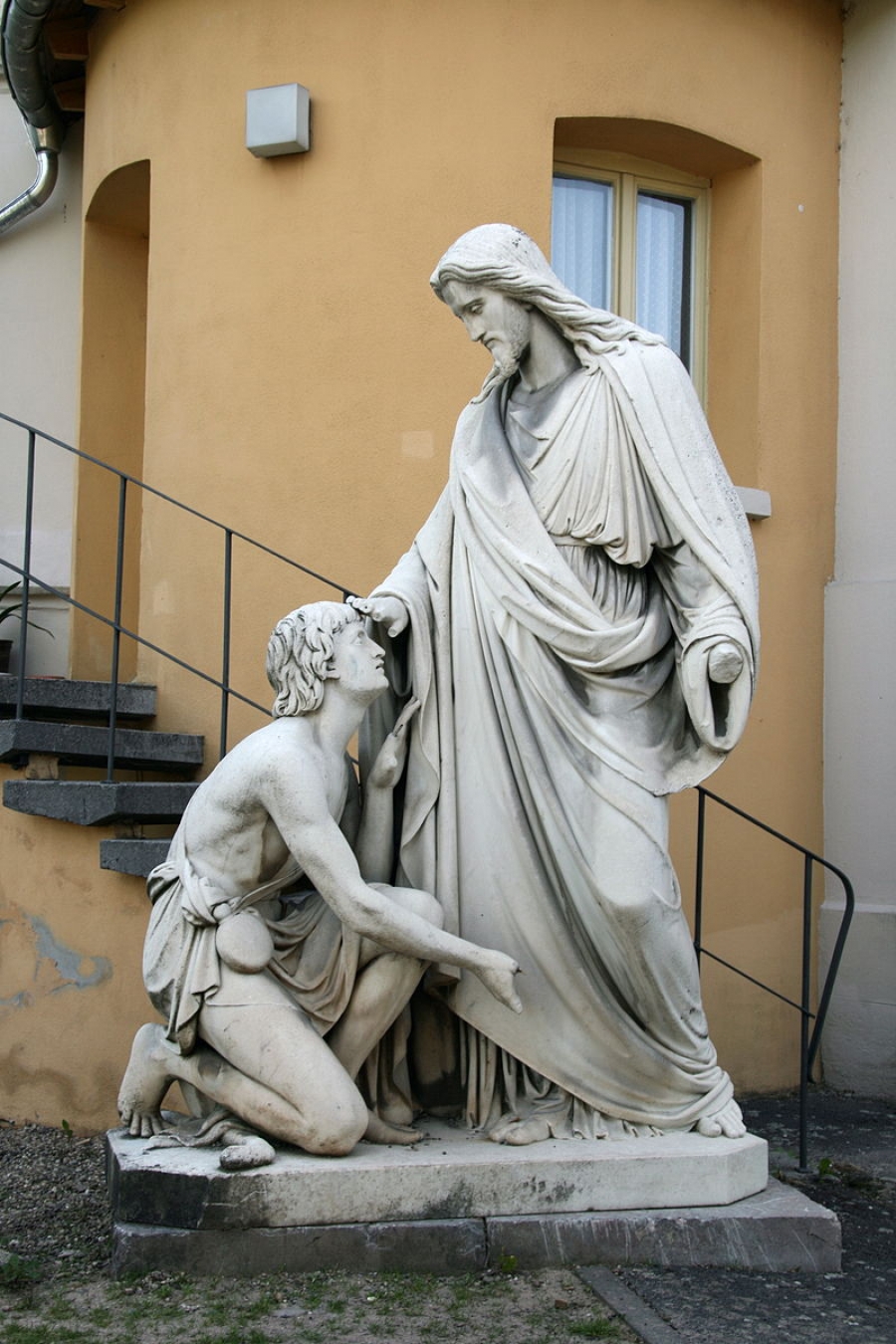 Skulptur &quot;Christus, den blinden Bartimäus heilend&quot; des niederländischen Bildhauers Johann Heinrich Stöver, 1861, Außenwand der evangelischen Johanneskirche in Erbach, Rheingau.