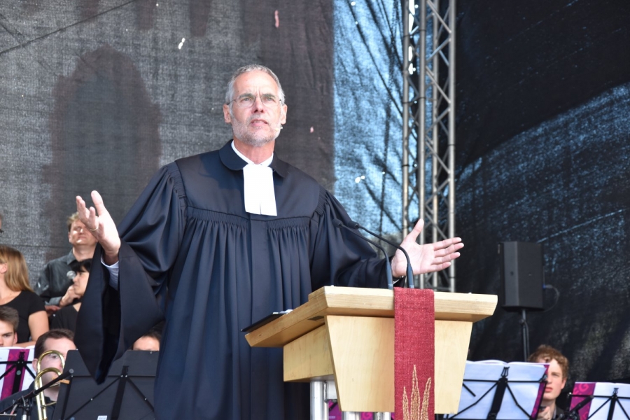 Dekan kota Frankfurt Dr. Achim Knecht berkhotbah untuk Pentakosta di pusat kota tua Römerberg