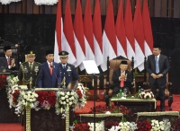 Präsident Joko "Jokowi" Widodo hält seine Eröffnungsrede, nachdem er am Sonntag für die Amtszeit 2019-2024 einen Amtseid geleistet hat. Rechts im Hintergrund die Vizepräsidenten (neu und alt).